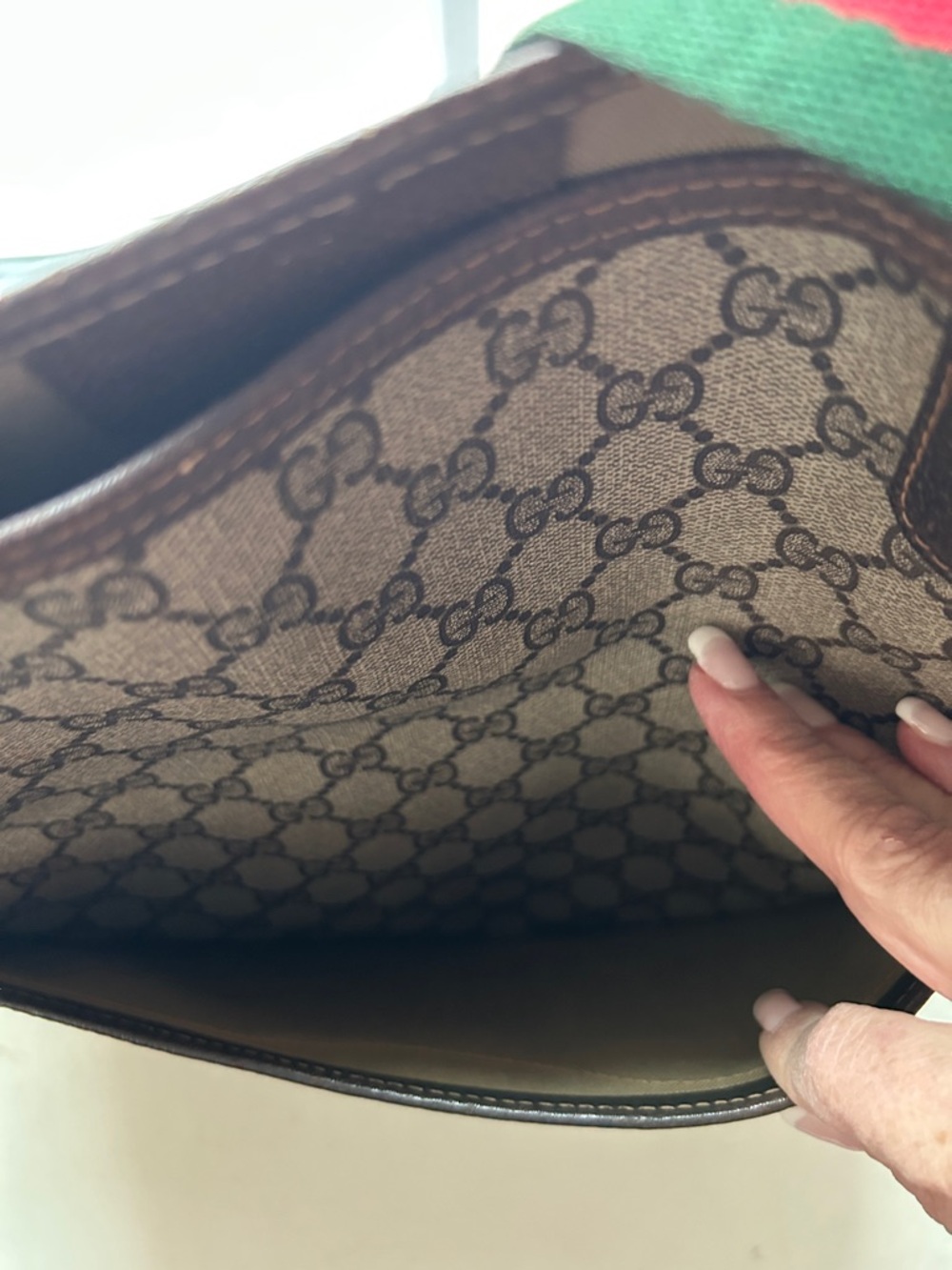 7005. Authentic Gucci Monogram Supreme Coated Canvas Tote w/ Green & Red Straps. - Picture 11 of 12